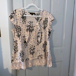 ❤️Short sleeved lace trimmed top